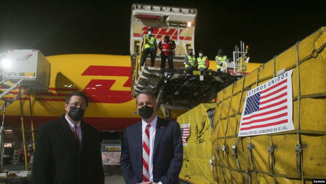 Román Macaya presidente de la CCSS y Marcos Mandoja encargado negocios embajada de USA, durante la llegada de primer lote donación de vacunas contra covid19 a Costa Rica por parte de Estados Unidos. 9 febrero 2022. [Foto: Cortesía Roberto Carlos Sánchez]
