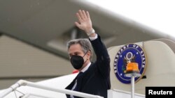 US Secretary of State Antony Blinken waves as he steps from his plane upon arrival to attend the meeting of the Quadrilateral Security Dialogue (Quad) foreign ministers in Melbourne, Australia, Feb. 9, 2022. 