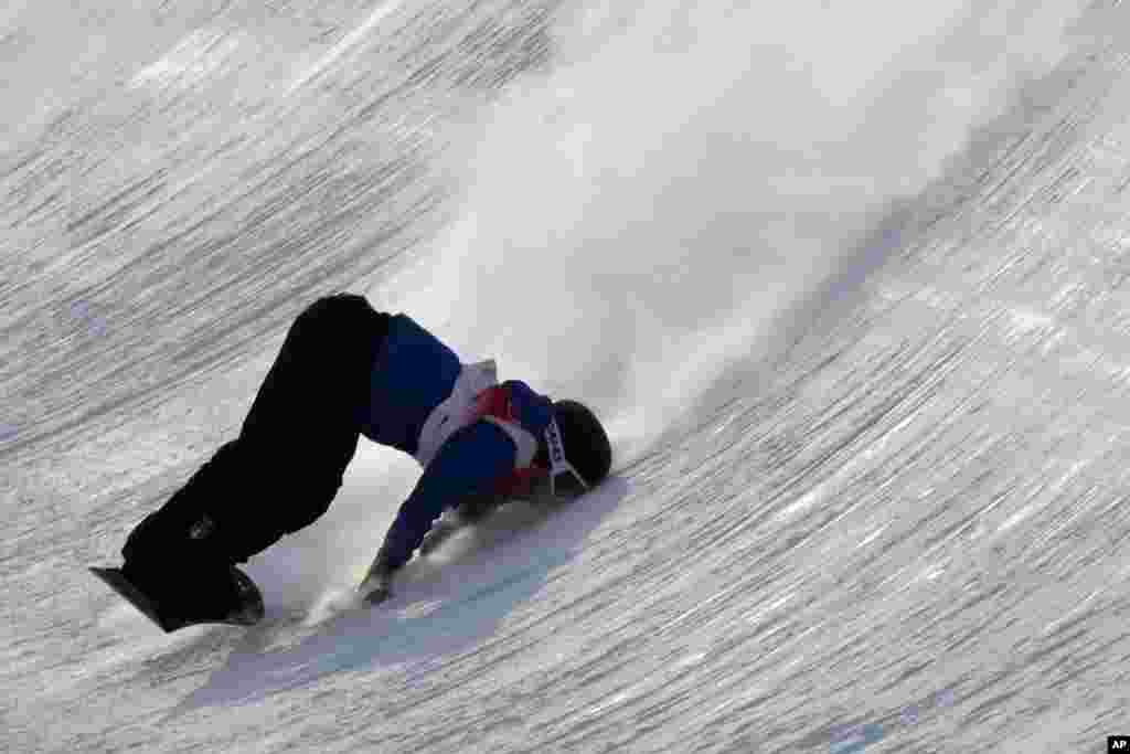 Italy&#39;s Louis Phillip Vito III falls as he competes during the men&#39;s halfpipe qualification round at the 2022 Winter Olympics in Zhangjiakou, China.