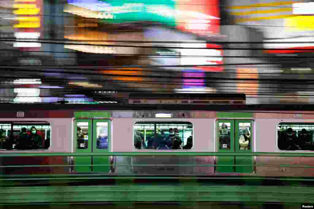 Penumpang yang mengenakan masker terlihat di dalam sebuah kereta di Tokyo, Jepang. (Foto: Reuters)