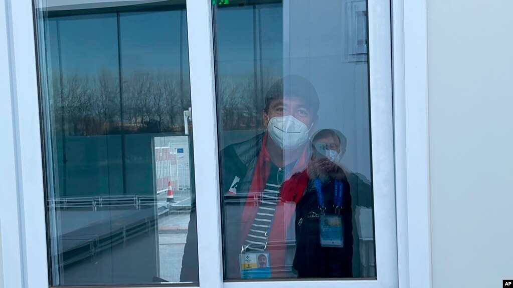 美联社记者约翰.莱切斯特（John Leicester ）在被检测出新冠病毒感染阳性后被隔离。（2022年2月5日）(photo:VOA)