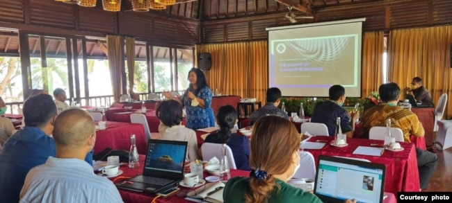 Vivi Herlambang, koordinator hotel repatriasi PHRI sedang memberikan presentasi (foto: courtesy).