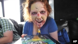 Pengunjung Comic Con, Amanda Sankey, dari Los Angeles memainkan permainan Zombie Burbz dalam truk WowWee's AppGear. (Foto: AP)