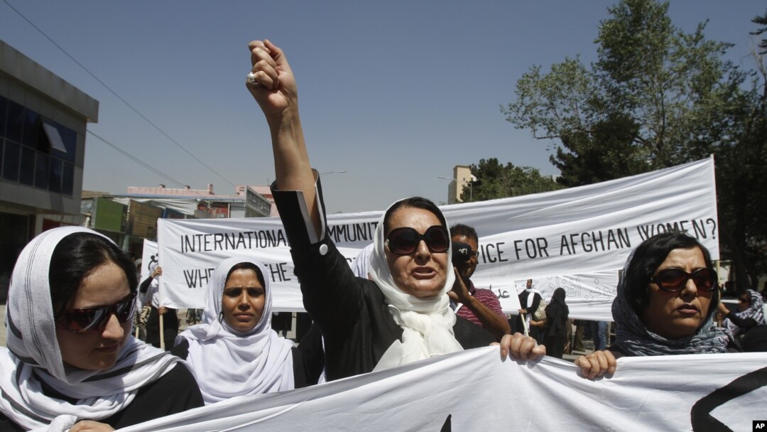 Para aktivis perempuan Afghanistan melakukan unjuk rasa menentang KDRT di Afghanistan (foto: dok). Seorang pejabat lokal Departemen Urusan Perempuan Afghanistan tewas akibat ledakan bom yang ditanam di bawah mobilnya.