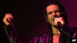 Con su presentación en el Teatro Comerica de Phoenix, Arjona comenzó la etapa en Arizona de la llamada Gira para Mantener las Familias Unidas.