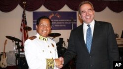 Cambodian Ambassador Hem Heng shakes hand with US Assistant Secretary of State Kurt Campbell, (file photo). 