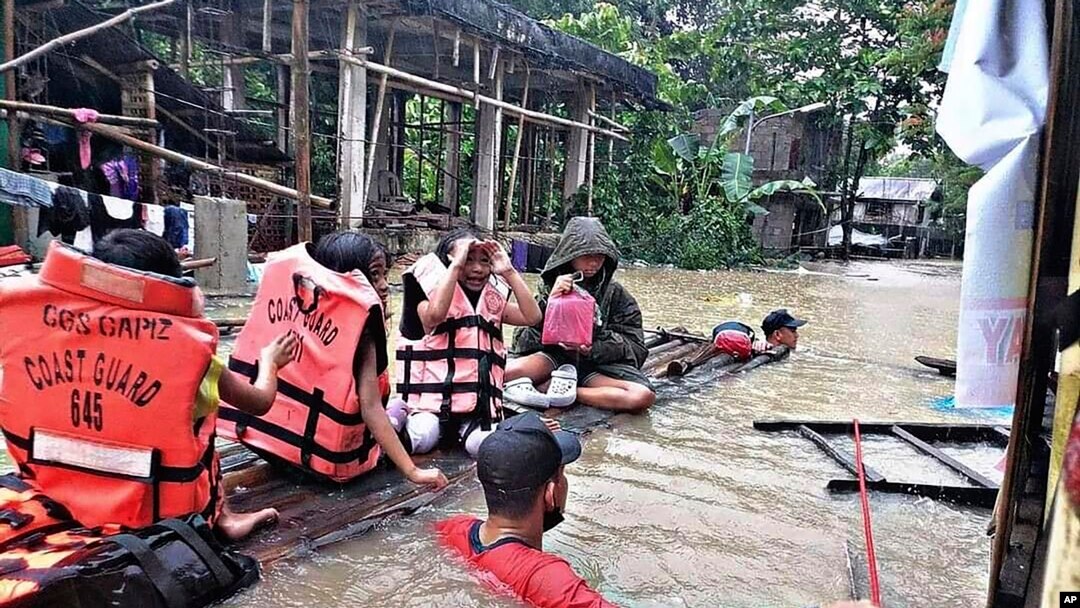 Petugas penyelamat Filipina mengevakuasi warga di kawasan yang terkena banjir dan tanah longsor (foto: ilustrasi). 