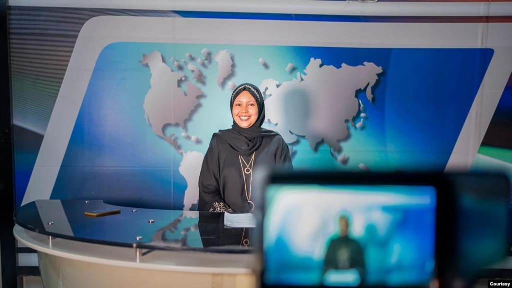 Fathi Mohamed Ahmed, Bilan’s deputy editor at Goobjoog TV during a program recording for Bilan Media, April 2022. (Courtesy: Bilan Media)