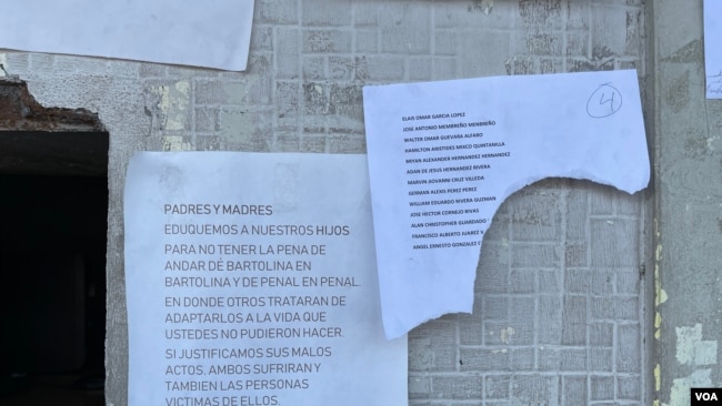 Mensaje pegado en la ventanilla de El Penalito en San Salvador, El Salvador, el 11 de abril del 2020. [Foto: VOA / Karla Arévalo]