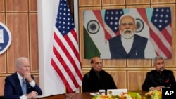조 바이든(왼쪽) 미국 대통령이 지난해 4월 백악관에서 나렌드라 모디(화면) 인도 총리와 화상 회담하고 있다. 가운데는 라지나트 싱 인도 국방장관, 오른쪽은 수브라마냠 자이샨카르 인도 외무장관. (자료사진)