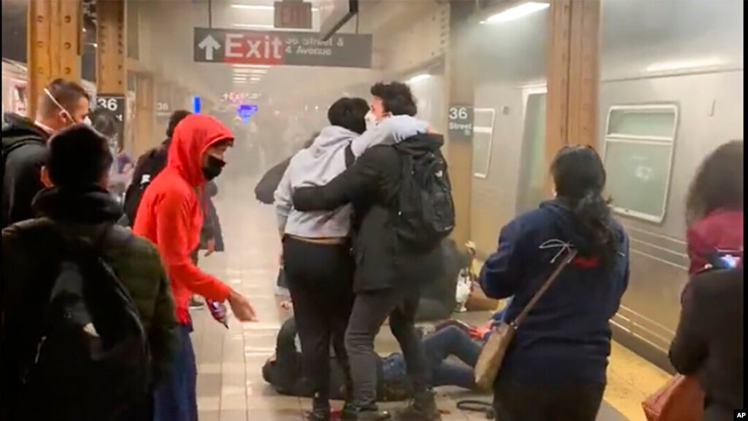 Në këtë foto të marrë nga Will B Wylde, një person ndihmohet jashtë një vagoni treni në lagjen Bruklin të Nju Jorkut, e martë, 12 prill 2022