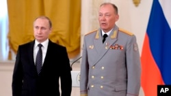 Më 17 mars 2016, Presidenti rus Vladimir Putin pozon përkrah Alexander Dvornikovit gjatë një ceremonie për dhënie medaljeje në Kremlin