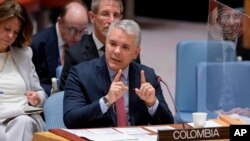 En esta foto proporcionada por Naciones Unidas, el presidente de Colombia, Iván Duque, habla en el Consejo de Seguridad del organismo, el martes 12 de abril de 2022.