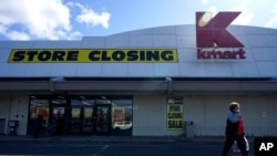 Seorang pelanggan meninggalkan toko Kmart di Avenel, New Jersey, 4 April 2022. Setelah toko ini tutup pada 16 April mendatang, tinggal tiga toko Kmart yang tersisa di seluruh AS. (AP/Seth Wenig)
