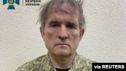 Фотография арестованного Виктора Медведчука, опубликованная СБУ, 12 апреля 2022 года
