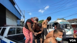 Algunos de los detenidos del 7 de abril tras la declaración del régimen de excepción en El Salvador. Foto: Karla Arévalo.