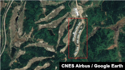 북한 금강산 골프장 일대를 촬영한 위성사진. 동쪽 지대(붉은 사각형 안)가 숙소단지다. (자료=CNES Airbus / Google Earth)