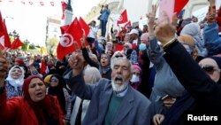 Sejumlah demonstran melakukan aksi protes terhadap tindakan Presiden Tunisia Kais Saied yang membubarkan parlemen pada Maret lalu, dalam aksi di Tunis, Tunisia, pada 10 April 2022. (Foto: Reuters/Zoubeir Souissi)