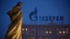 Ilustrasi - Monumen penyair dan penulis Ukraina Taras Shevchenko digambarkan di atas gedung apartemen di depan papan reklamen raksasa gas alam Rusia Gazprom, di Moskow, Rusia, 4 Maret 2014. (Foto AP/Alexander Zemlanichenko, file)
