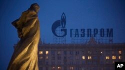 Ilustrasi - Monumen penyair dan penulis Ukraina Taras Shevchenko digambarkan di atas gedung apartemen di depan papan reklamen raksasa gas alam Rusia Gazprom, di Moskow, Rusia, 4 Maret 2014. (Foto AP/Alexander Zemlanichenko, file)
