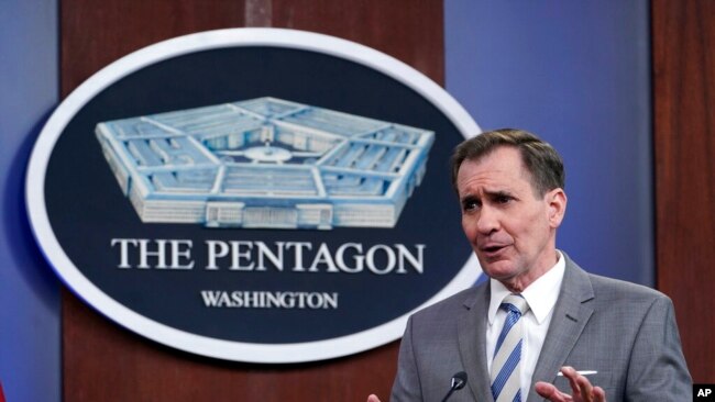 DOSYA - Pentagon sözcüsü John Kirby, 11 Nisan 2022'de Washington'daki Pentagon'da bir brifing sırasında konuşuyor.