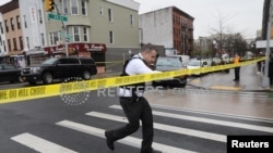 \Un oficial de policía trabaja cerca de la escena de un tiroteo en una estación de metro en el distrito de Brooklyn de la ciudad de Nueva York, EEUU, 12 de abril de 2022. REUTERS/Brendan McDermid