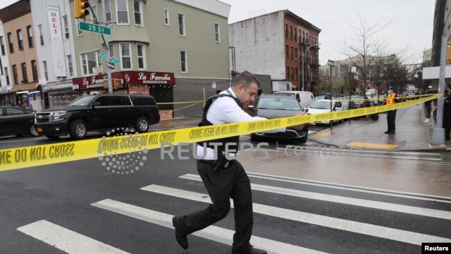 Un oficial de policía trabaja cerca de la escena de un tiroteo en una estación de metro en el distrito de Brooklyn de la ciudad de Nueva York, Nueva York, EE. UU., 12 de abril de 2022. REUTERS/Brendan McDermid