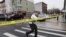 \Un oficial de policía trabaja cerca de la escena de un tiroteo en una estación de metro en el distrito de Brooklyn de la ciudad de Nueva York, EEUU, 12 de abril de 2022. REUTERS/Brendan McDermid