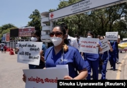 Le personnel de santé manifeste contre le président sri-lankais Gotabaya Rajapaksa près du bâtiment du parlement à Colombo, au Sri Lanka, le 6 avril 2022.