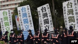 資料照：支持台灣獨立的活動人士在台北舉行幾年228事件70週年的活動時與警察面對面。 （2017年2月28日）