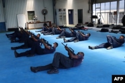 所罗门皇家警察部队2022年3月29日发布没有注明时间的照片显示，中国警察联络官在训练所罗门的警察。