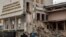 Un hombre pasa frente al edificio del Instituto Regional de Kharkiv de la Academia Nacional de Administración Pública que fue destruido durante el bombardeo ruso, mientras continúa el ataque de Rusia contra Ucrania, en Kharkiv, Ucrania, el 12 de abril de 2022. REUTERS