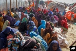 Warga Somalia yang mengungsi dari daerah yang dilanda kekeringan duduk di kamp darurat di pinggiran Ibu Kota Mogadishu, Somalia pada 4 Februari 2022. (Foto: AP)