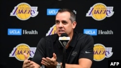 L'entraîneur des Lakers Frank Vogel prend la parole lors de la journée des médias de Los Angeles à El Segundo, Californie, le 27 septembre 2019.