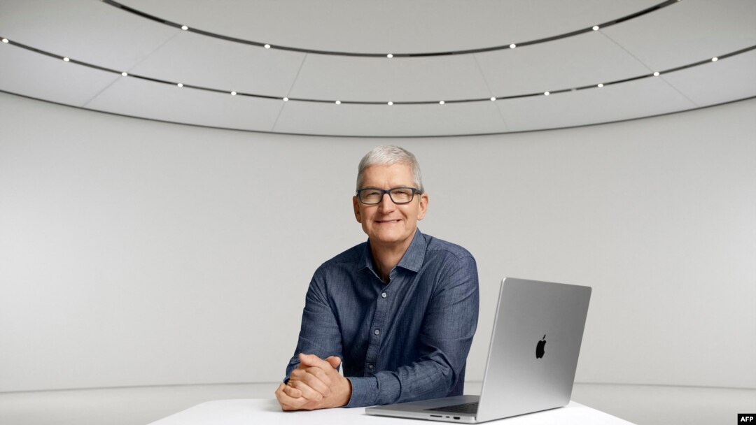 El CEO de Apple, Tim Cook, posa con una nueva MacBook Pro durante un evento en línea para presentar nuevos productos en Apple Park en Cupertino, California, el 18 de octubre de 2021. [Foto: Cortesía de Apple]