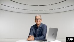 El CEO de Apple, Tim Cook, posa con una nueva MacBook Pro durante un evento en línea para presentar nuevos productos en Apple Park en Cupertino, California, el 18 de octubre de 2021. [Foto: Cortesía de Apple]