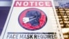 Tanda wajib mengenakan masker dipasang di depan sebuah toko di Philadelphia, 16 Februari 2022. (Ilustrasi). AS memperpanjang mandat penggunaan masker bagi penumpang pesawat dan pengguna angkutan umum.