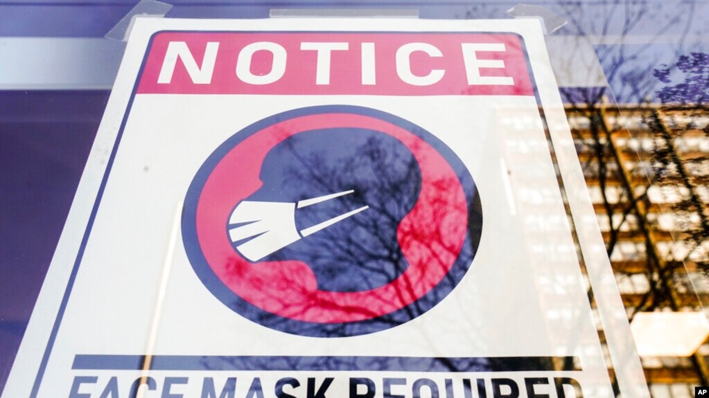 资料照片:费城一家商店要求人们戴口罩的通知。(2022年2月16日)(photo:VOA)
