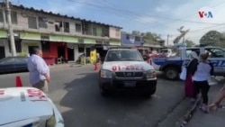 Mujeres esperan la llegada de sus familiares
