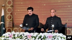 Nan foto sa a ke Depatman Enfomasyon Lapres Prezidan a.i. Pakistan an Sadiq Sanjrani (a goch) pibliye, li prezide seremoni prestasyon seman nouvo Premye Minis eli Shahbaz Sharif nan Islamabad, Lendi 11 Avril 2022. 