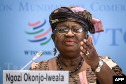 DOSSIER - La directrice générale de l'Organisation mondiale du commerce, Ngozi Okonjo-Iweala, assiste à une conférence de presse à Genève, le 12 avril 2022.
