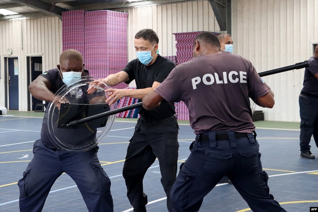 所罗门皇家警察部队2022年3月29日发布没有注明时间的照片显示，中国警察联络官（中）在训练所罗门警察格斗技术。(photo:VOA)