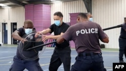 所羅門皇家警察部隊2022年3月29日發布沒有註明時間的照片顯示，中國警察聯絡官（中）在訓練所羅門警察格鬥技術。