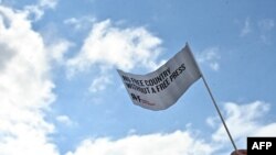 "Ningún país libre sin una prensa libre", reza una bandera en defendesa de la libertad de prensa en el mundo, que ondea en Berlín, el 7 de octubre de 2020.