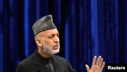 Le président Hamid Karzai a invité les membres de la Loya Jirga à approuver le projet d'accord avec les Etats-Unis