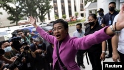 菲律宾著名记者雷萨（Maria Ressa）在法庭宣布一项逃税罪不成立后见记者。（路透社）