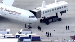 Avión aterriza en el Aeropuerto Internacional Dulles en Virginia, en las afueras de Washington, EEUU, el 9 de febrero de 2023, con expresos políticos nicaragüenses liberados por el gobierno de Daniel Ortega.