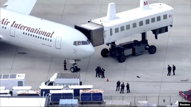 Avión aterriza en el Aeropuerto Internacional Dulles en Virginia, en las afueras de Washington, EEUU, el 9 de febrero de 2023, con expresos políticos nicaragüenses liberados por el gobierno de Daniel Ortega.
