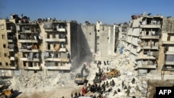 救援人员在叙利亚阿勒颇地区的倒塌建筑中进行搜寻。（2023年2月9日）