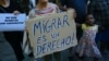 Una mujer sostiene una pancarta que dice: "La migración es un derecho", durante una protesta en España tras la muerte de al menos 23 personas en la frontera entre el enclave español de Melilla y Marruecos, en Pamplona, al norte del país, el 1 de julio de 2022.
